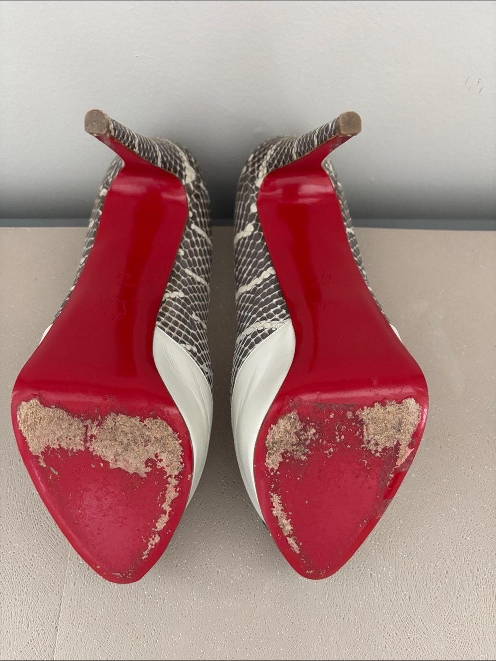 Christian Louboutin White and Gray Snakeskin Cap-Toe Pumps with Metallic Accent - Picture 3 of 8